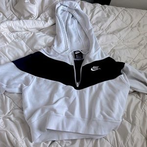 COPY - nike cropped hoodie